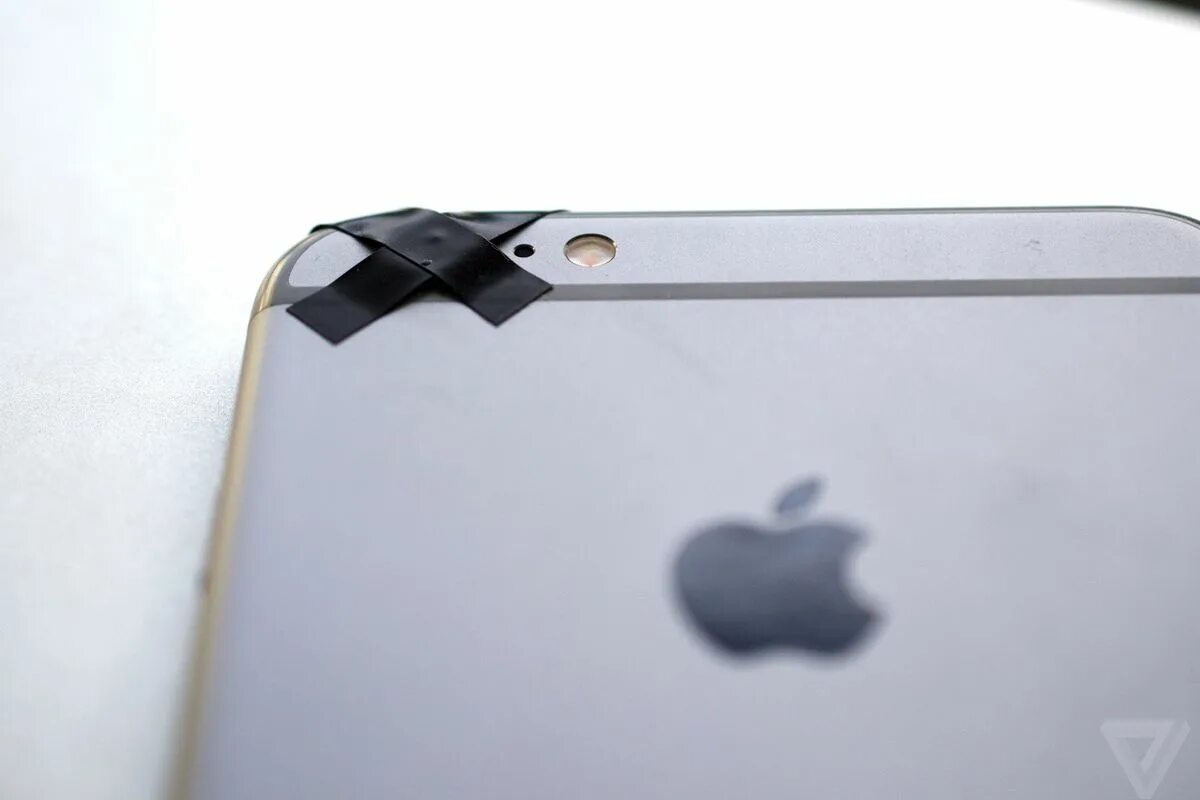 Prečo odborníci odporúčajú zakryť kameru mobilného telefónu lepiacou páskou