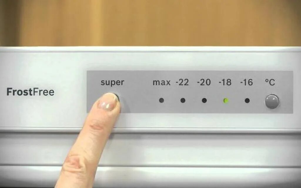 Mnoho ľudí nevie, že koliesko vo vnútri chladničky nereguluje teplotu: ako ho nastaviť, aby ste zbytočne neplatili