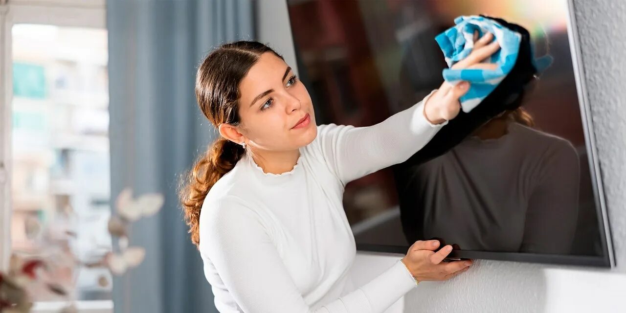 Navlhčite týmto roztokom handričku a utrite televízny obrazovku. Tento trik vám pomôže odstrániť mastné škvrny a nečistoty