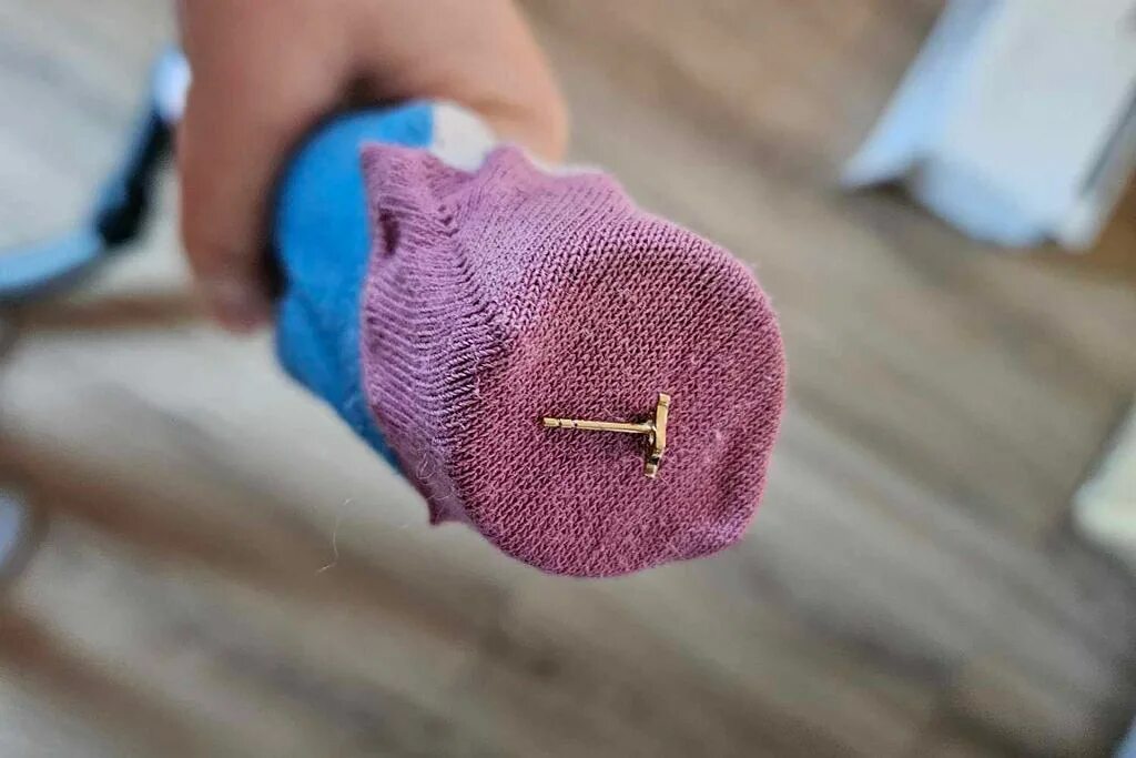 Vezmem starú ponožku a navlečiem ju na vysávač: vďaka tomuto triku zostáva môj dom čistý po dobu 7–8 dní bez každodenného upratovania