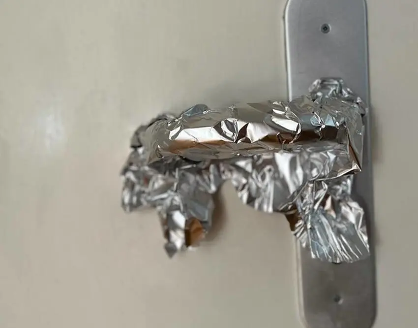 Hliníková fólia na dverových kľučkách: čo je to za tip, ktorý sa stal virálnym na sociálnych sieťach?