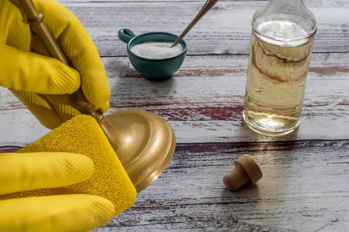 Mosadz zoxidovala a zčernela? Nepoužívajte chemické prostriedky: tu je prirodzený spôsob, ako jej vrátiť lesk