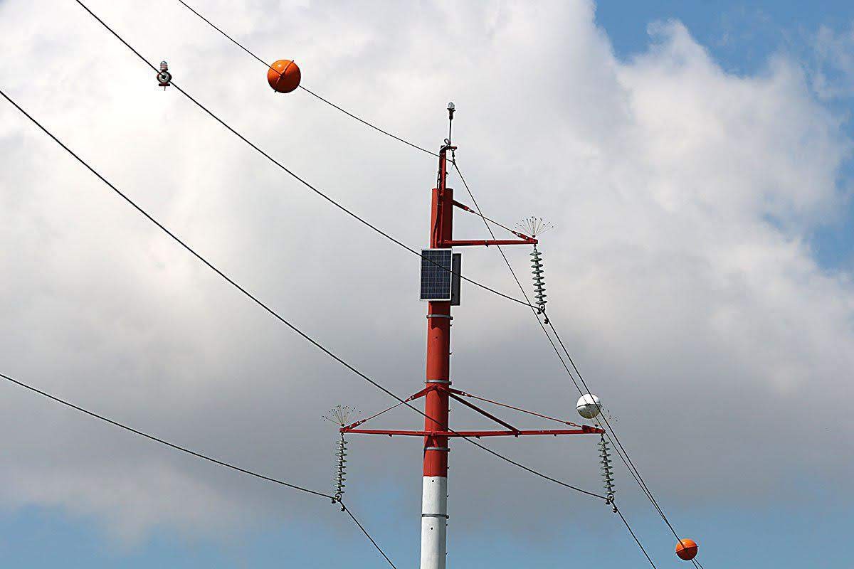 Ako sa volajú červené gule na vysokonapäťových vedeniach a prečo sú tak dôležité