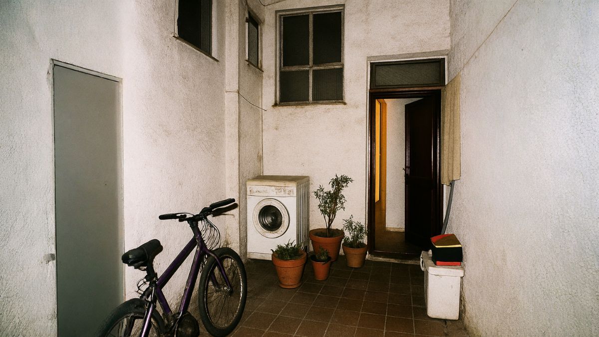 Dvaja susedia bez povolenia otvorili dvere na spoločnú terasu a umiestnili tam práčku a kvetináče: súd rozhodol, že ju treba uzavrieť z dôvodu porušenia spoločného priestoru