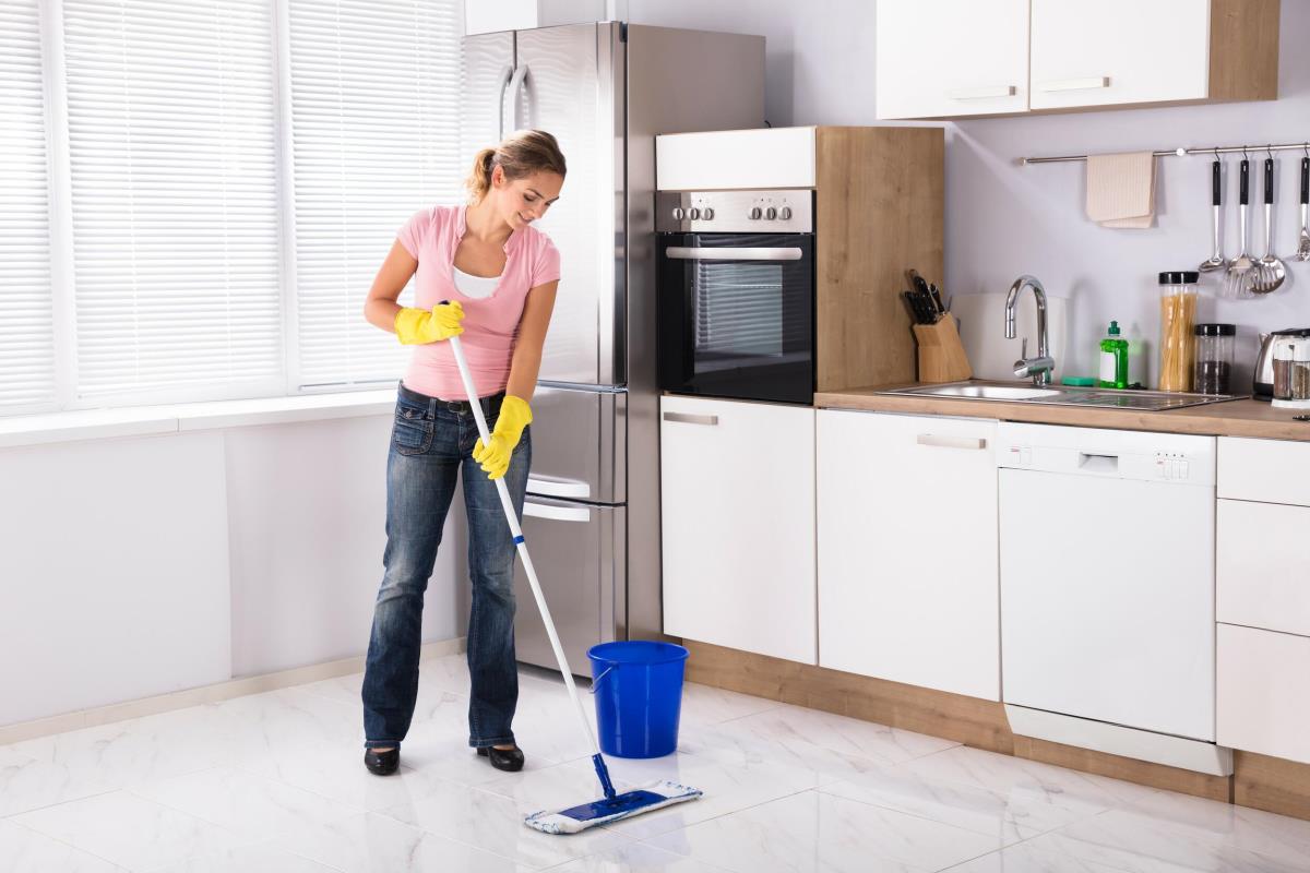 Bezchybná podlaha v kuchyni: tipy na efektívne a bezpečné odstránenie mastnoty z dlaždíc, linolea, parkiet a prírodného kameňa