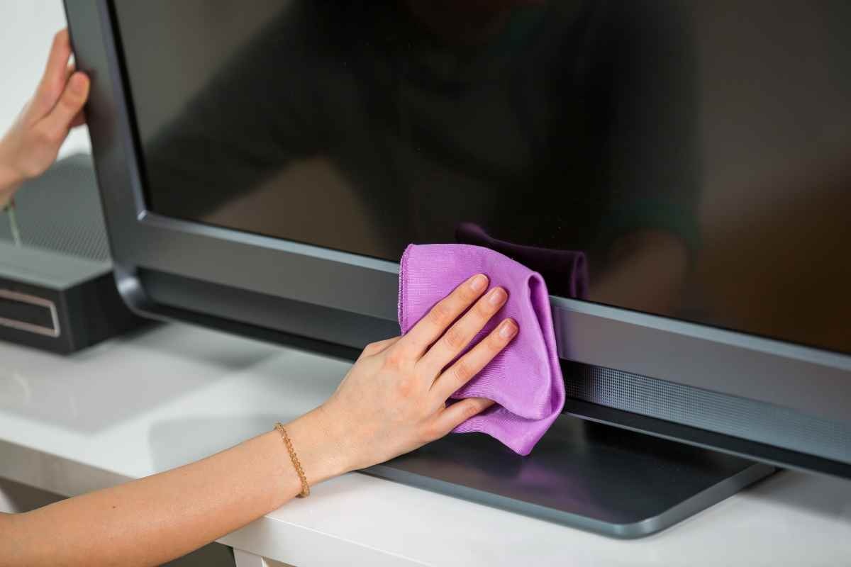 Žiadne utierky, žiadna voda: jednoduchý trik, ako vyčistiť obrazovku televízora a uviesť ju do perfektného stavu bez poškodenia