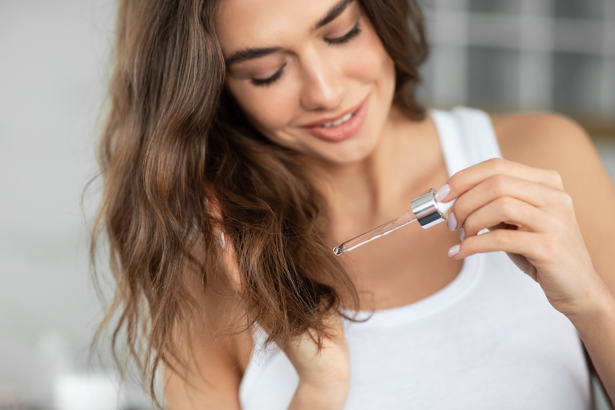 Rozmarínová voda na vlasy: prečo sa odporúča používať a na čo slúži