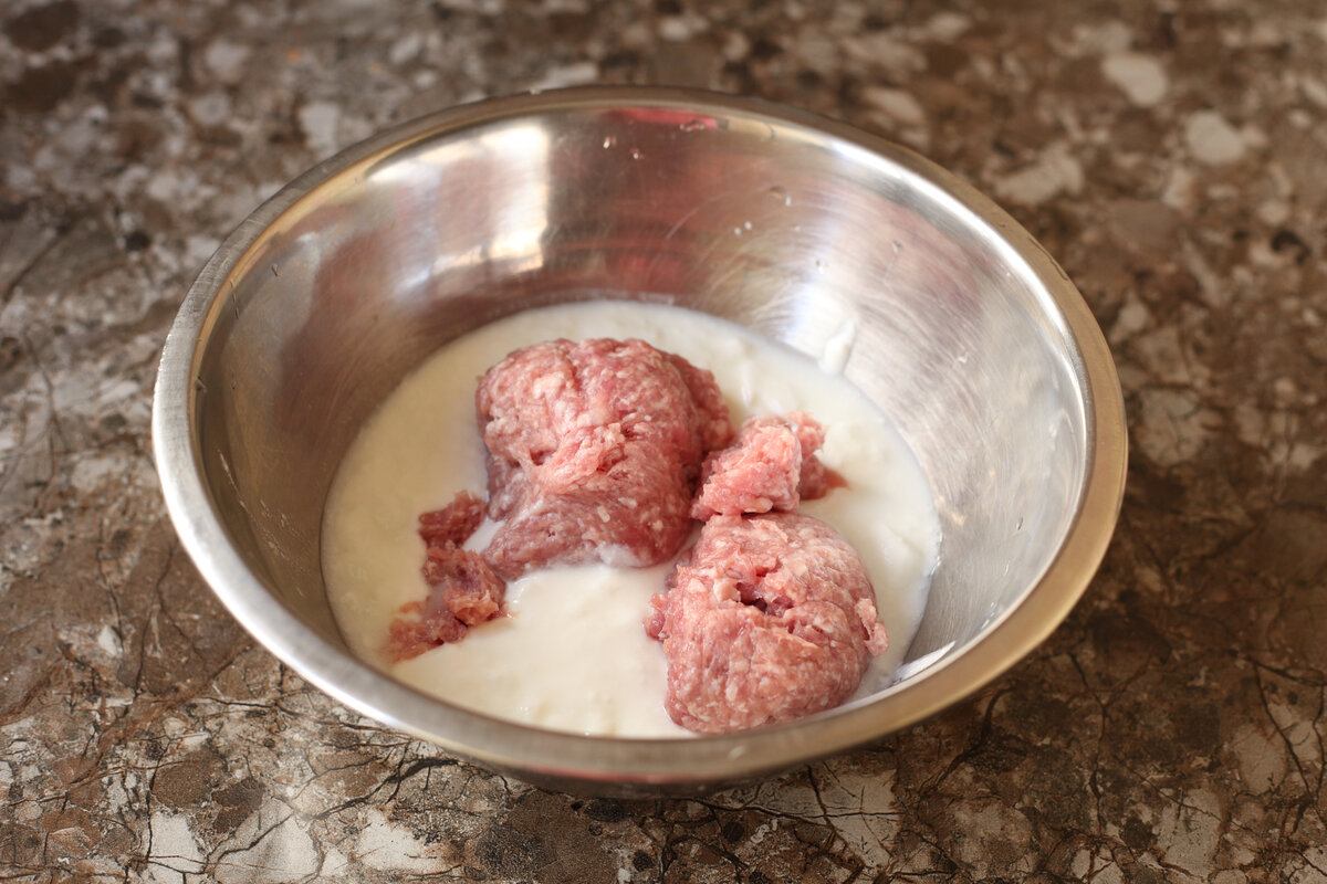 Pridávam pol pohára tejto zmesi do mletého mäsa na kotlety a sú šťavnaté a nadýchané ako nikdy predtým. Tento trik ma naučila moja babička