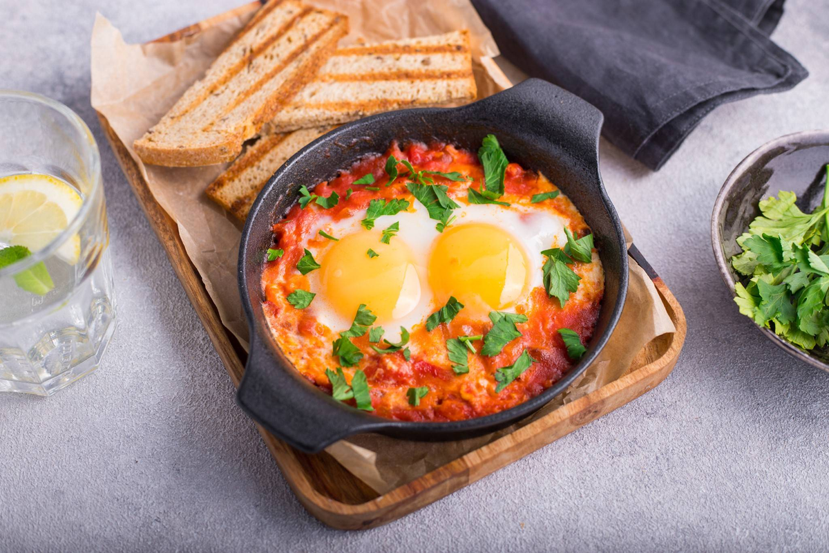 Shakshuka: vajcia s aromatickou paradajkovou omáčkou. Recept, ktorý vám zachutí na raňajky aj na večeru
