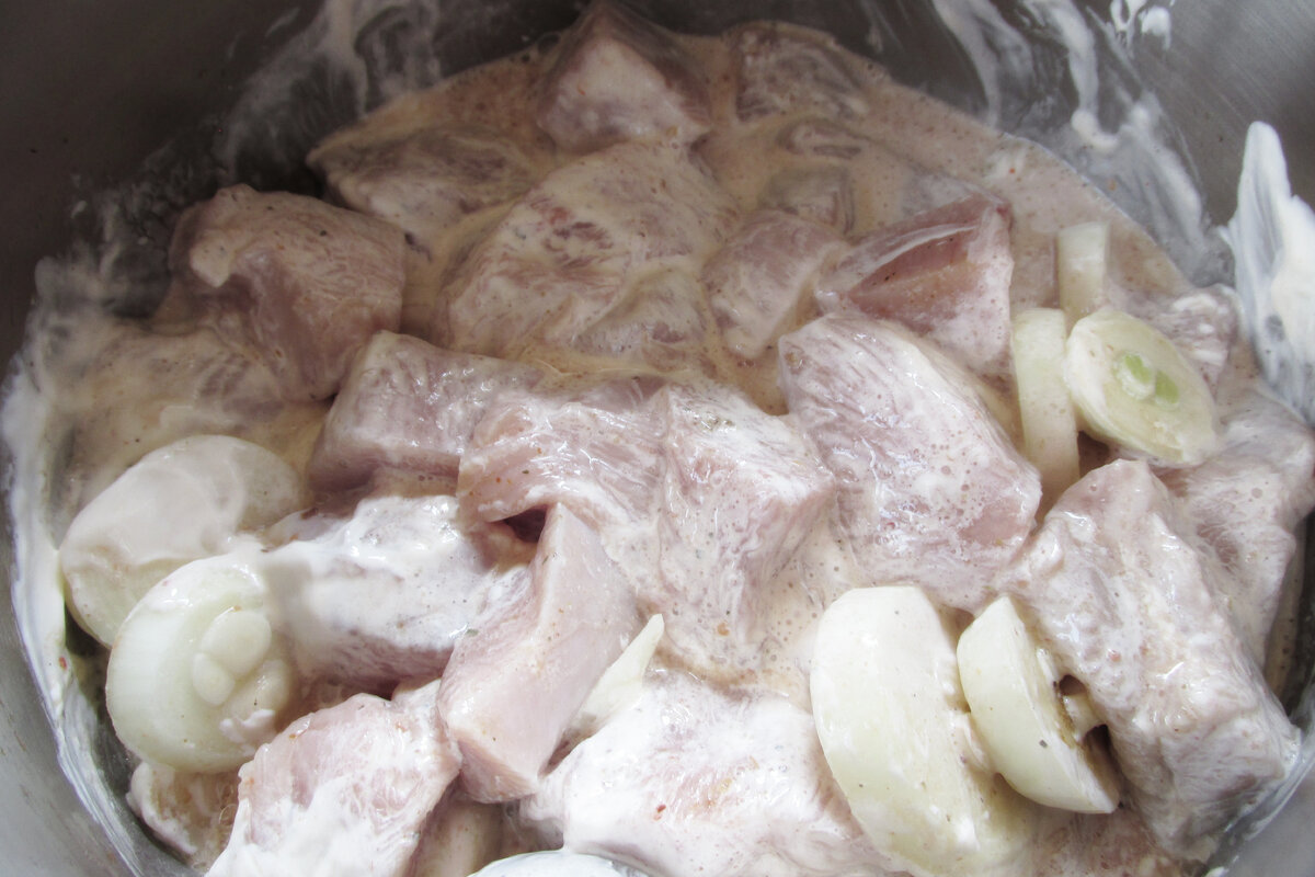 Moja svokra nemarinuje bravčové kotlety v mlieku a cibuli. Marinuje ich v inom marináde, vďaka čomu sú šťavnaté a jemné.