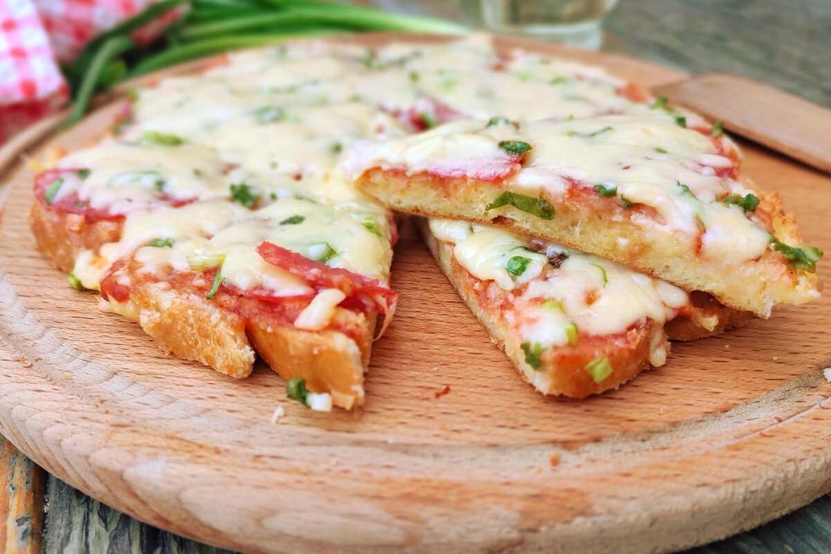 Chrumkavá pizza s veľkým množstvom mäsa bez miesenia cesta. Pripravíte ju za okamih