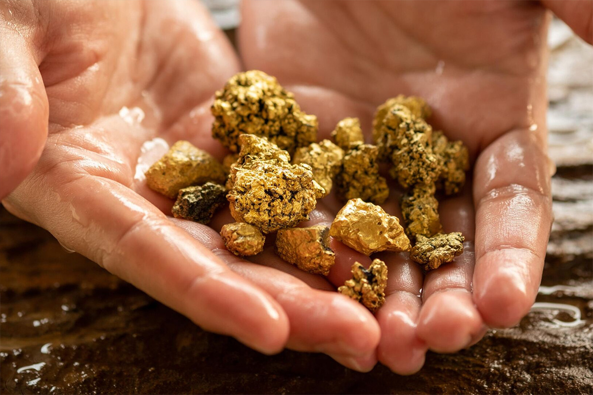 Dvaja turisti náhodou objavili poklad v kamennom múre: 3,75 kg čistého zlata