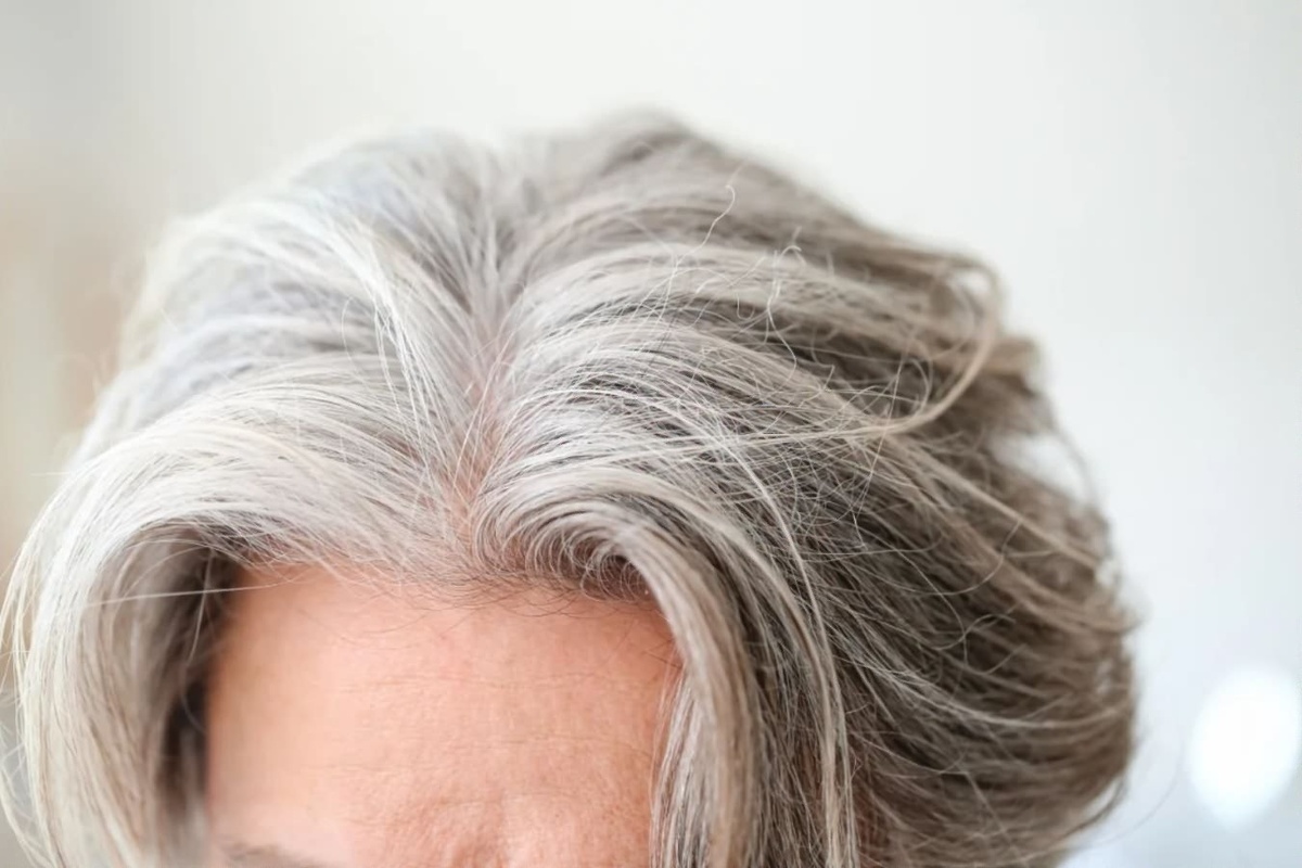 Ako zachovať zdravie šedivých vlasov a zabrániť ich vysúšaniu a lámavosti