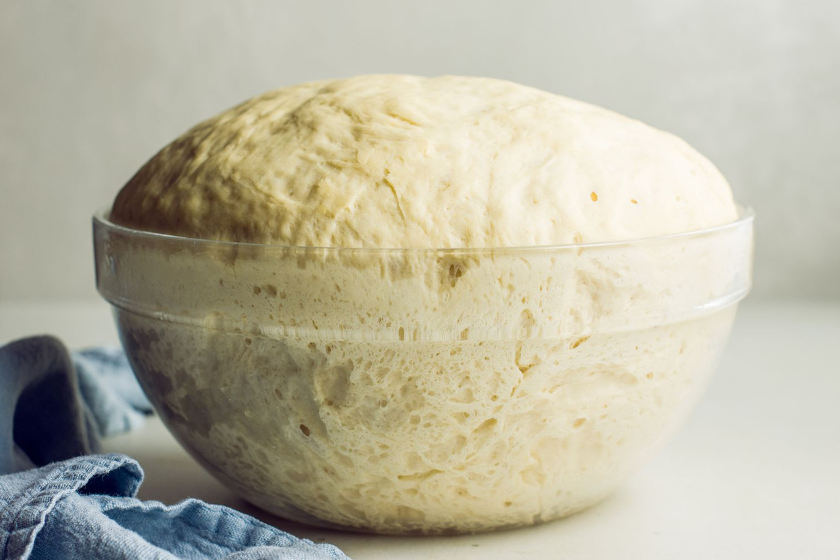 Pripravujem vzdušné kvasnicové cesto podľa receptu mojej prababičky. Je veľmi šťavnaté a vykyne až po strop.