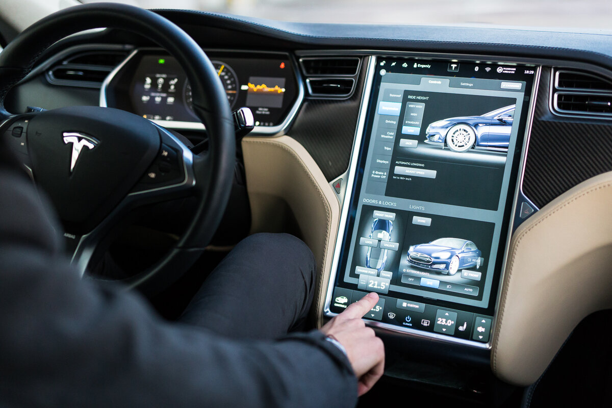 Európa neschvaľuje používanie dotykových obrazoviek v automobiloch. Preto sa v roku 2026 vrátime k fyzickým tlačidlám