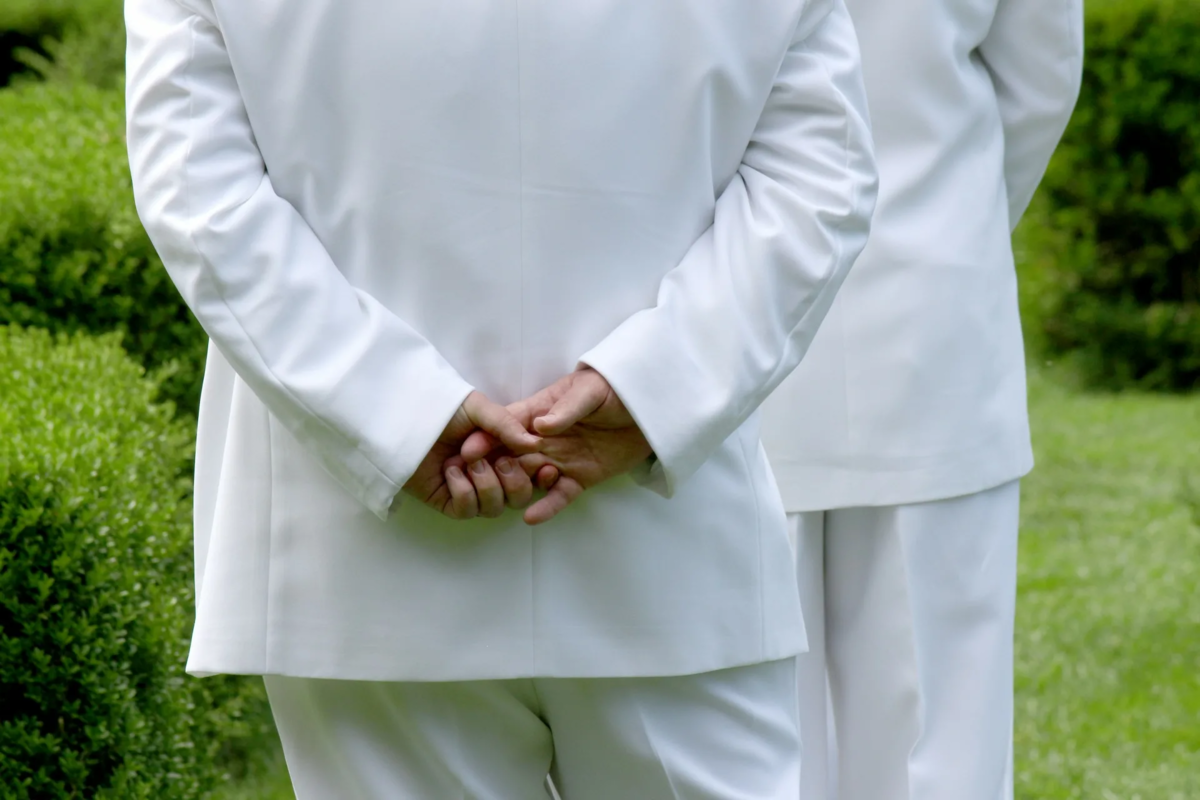 Čo znamená chodiť s rukami za chrbtom podľa psychológie