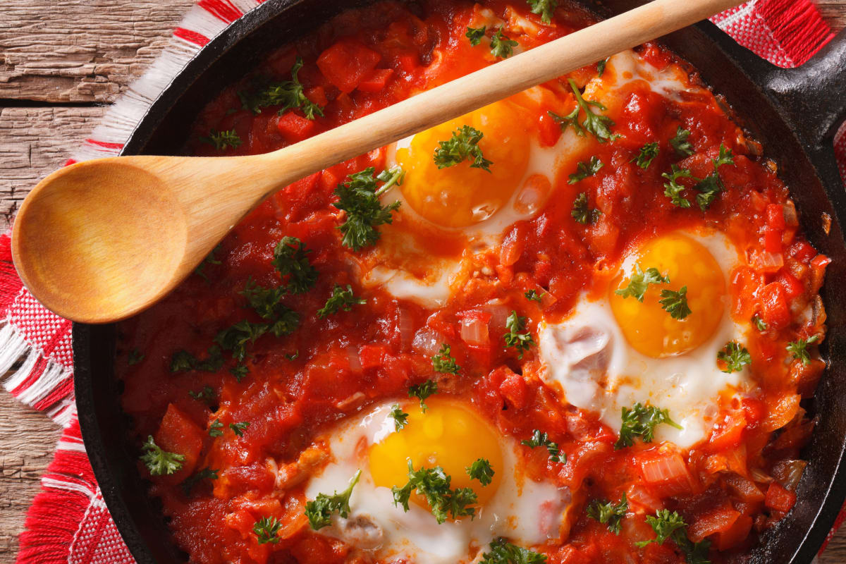 Shakshuka: vajcia s aromatickou paradajkovou omáčkou. Recept, ktorý vám zachutí na raňajky aj na večeru