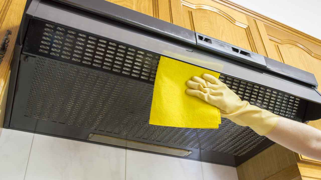 Ani sóda, ani citrón, ani ocot: ako vyčistiť odsávač pár od nahromadeného tuku