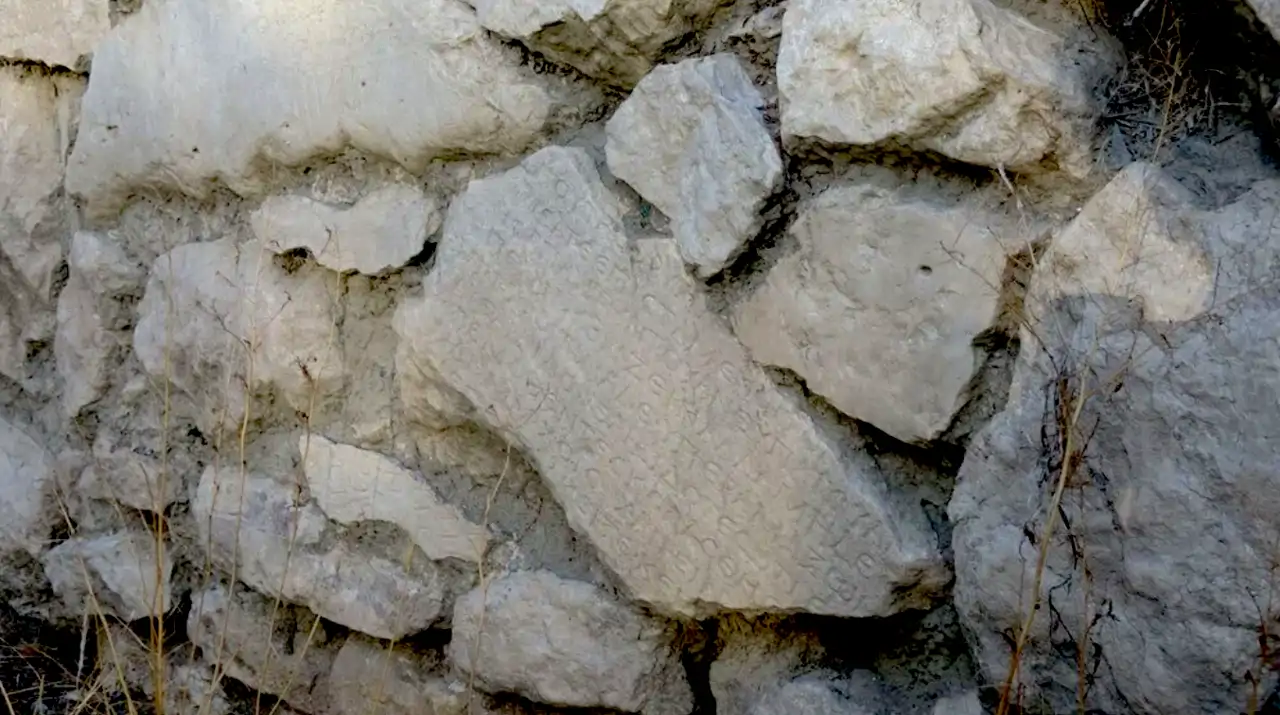 Desať kamenných dosiek s nápismi pripisovanými cisárovi Karakallovi bolo použitých na stavbu domu v tureckej dedine