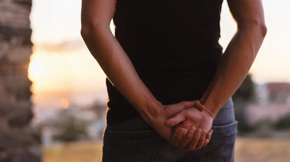 Čo z psychologického hľadiska znamená chodiť so zloženými rukami za chrbtom?