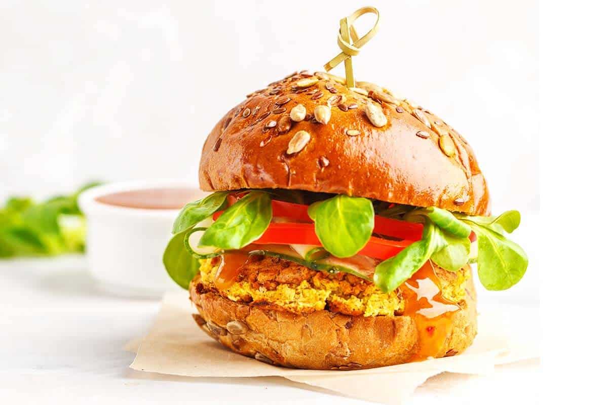 Vegetariánske burgre zo cukety a ricotty, ktoré môžete pripraviť len zo 4 ingrediencií