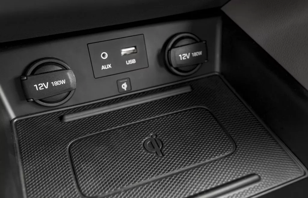 Pripojenie mobilného telefónu k USB portu v aute: prečo by ste sa mali zbaviť tohto zvyku