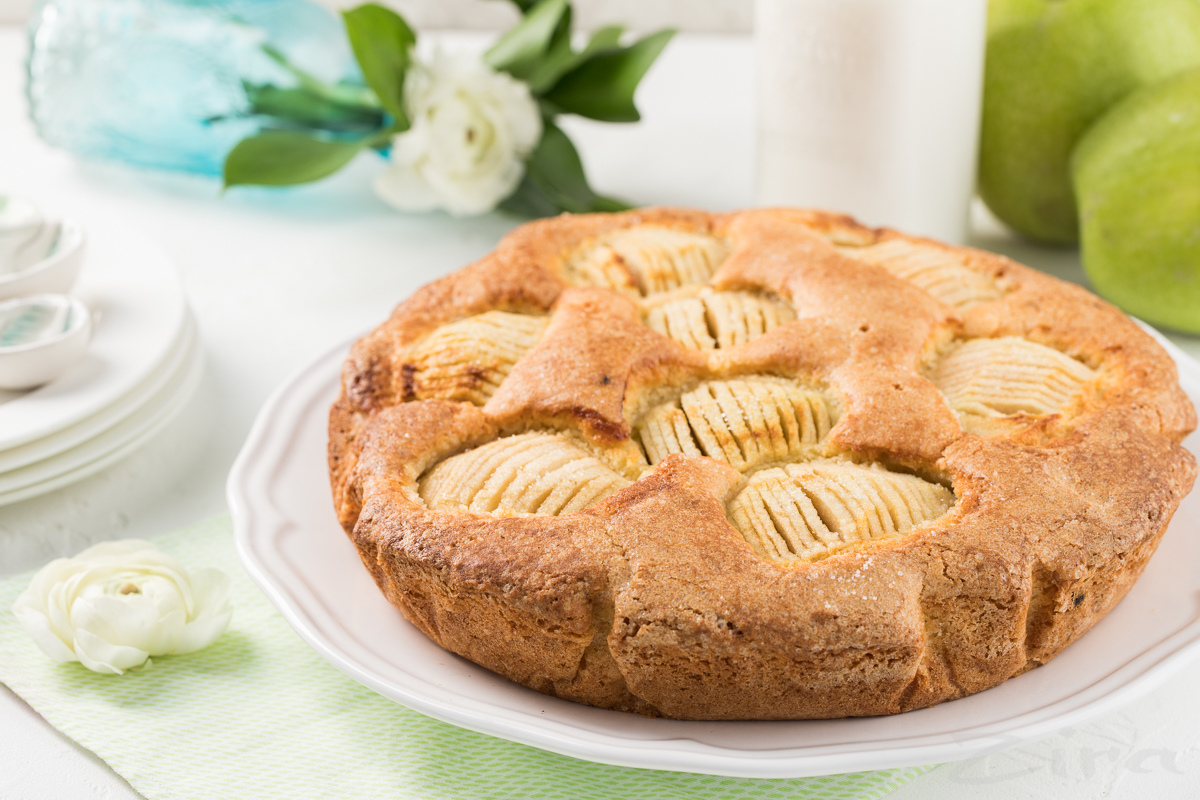 Jablkový koláč je lahôdka, ktorá prekvapí svojím základom aj vrchnou časťou. Je vzdušný ako cukrová vata.