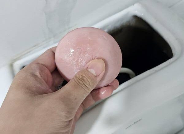 Vložte kúsok mydla do záchodu a vaša kúpeľňa bude vyzerať ako v hoteli