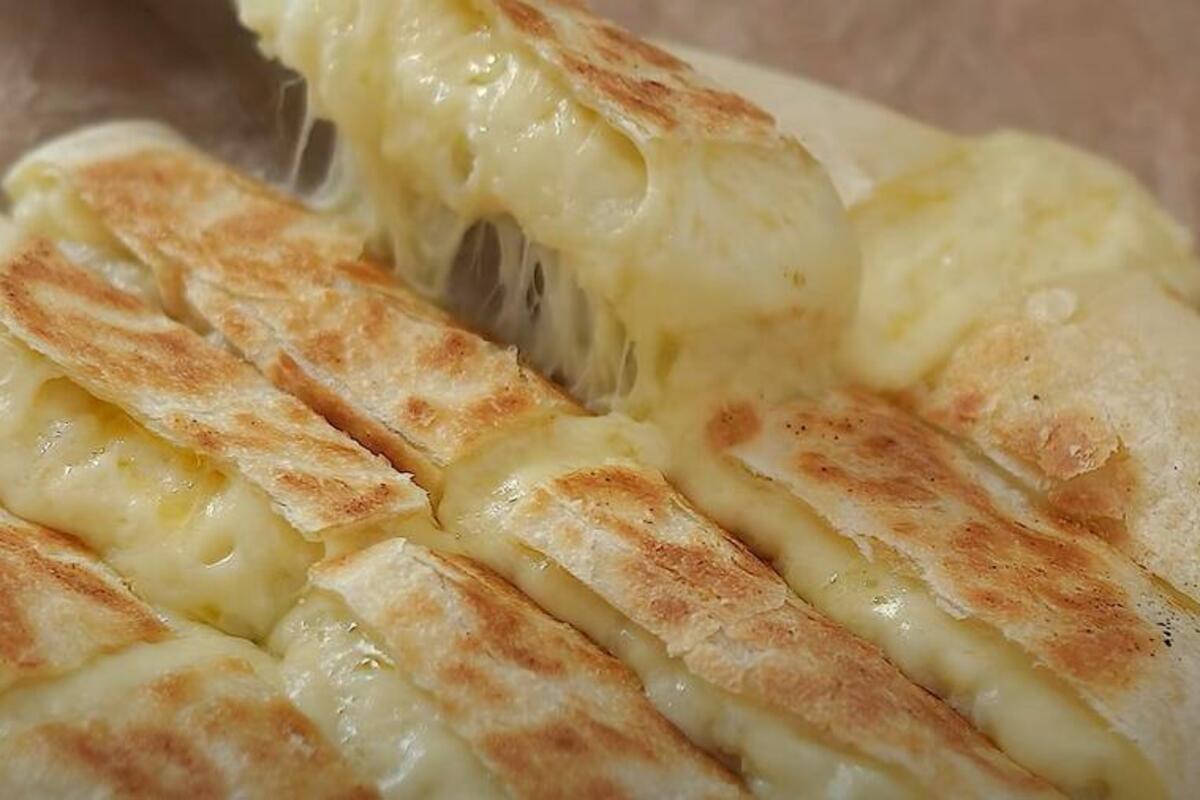 Ako pripraviť syrový chlieb na panvici: jemný recept za 10 minút z jednoduchých ingrediencií