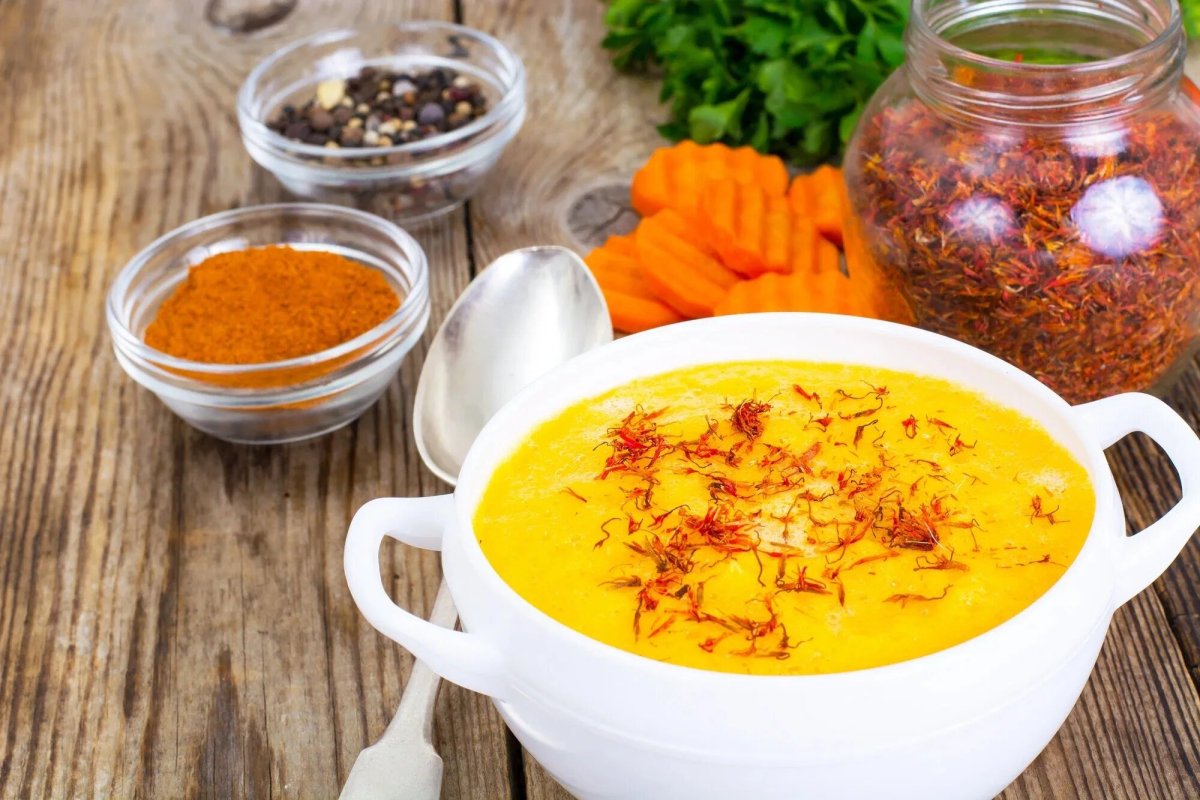 Na začiatku prípravy pridávam čajovú lyžičku kurkumy. Bujón získa sýtu farbu a jedinečnú chuť.