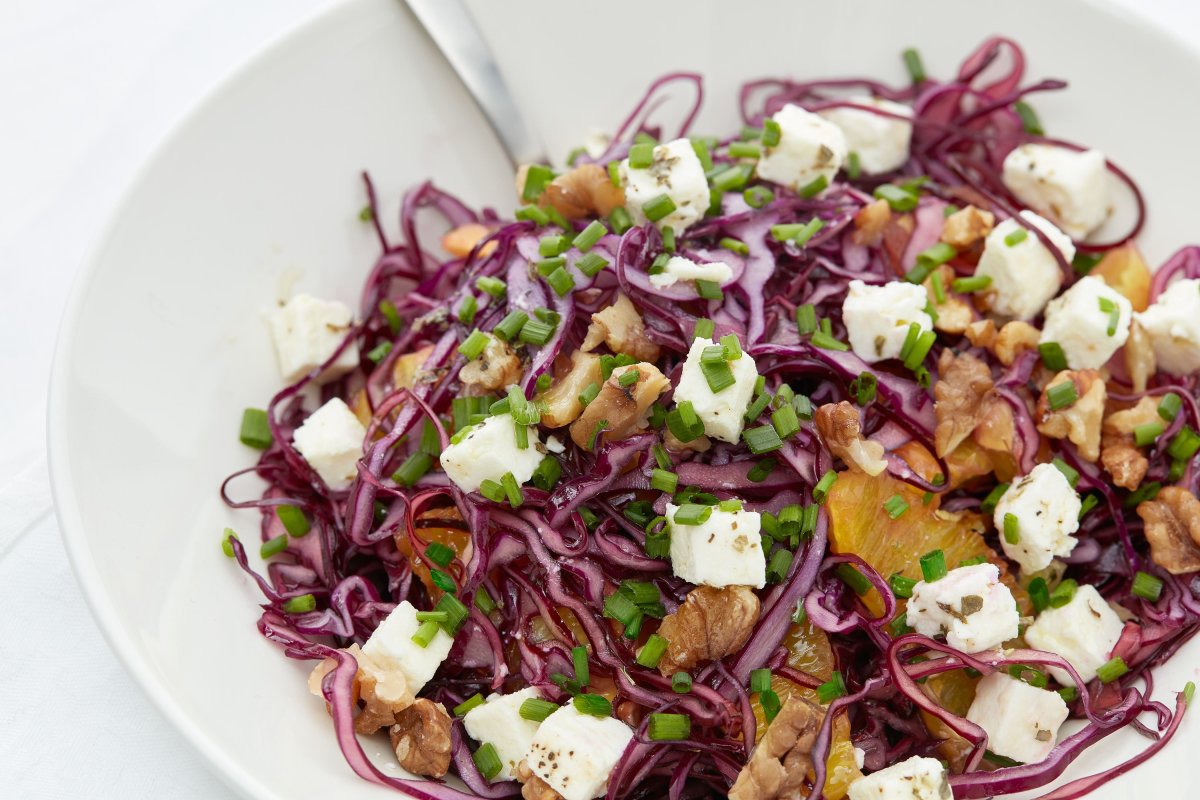 Efektný šalát z kapusty: lahôdka s jablkami a vlašskými orechmi