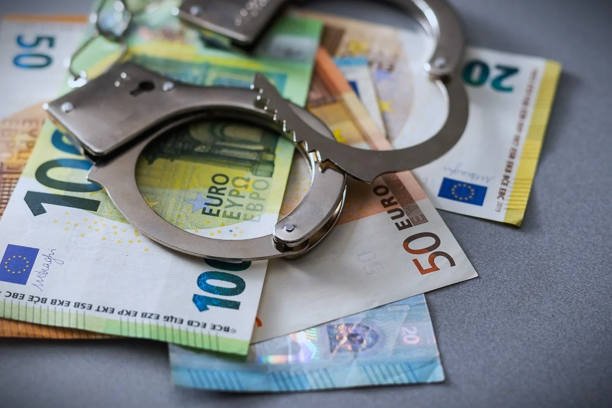 Dvaja muži boli zatknutí za podvod v hodnote viac ako 77 000 eur s použitím palivových kariet