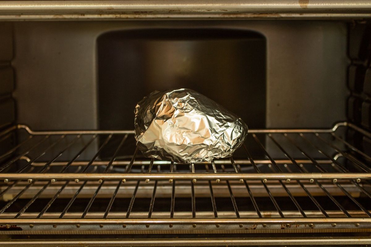 Prečo by ste nikdy nemali dávať hliníkovú fóliu do elektrickej rúry