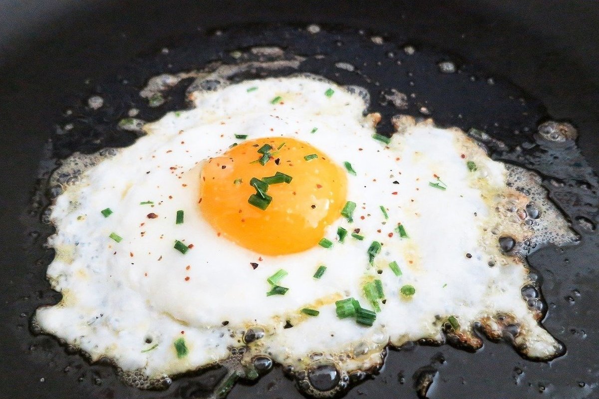 Po mnoho rokov sme žili v omyle. Najlepší tuk na vyprážanie vajec nie je vôbec maslo.