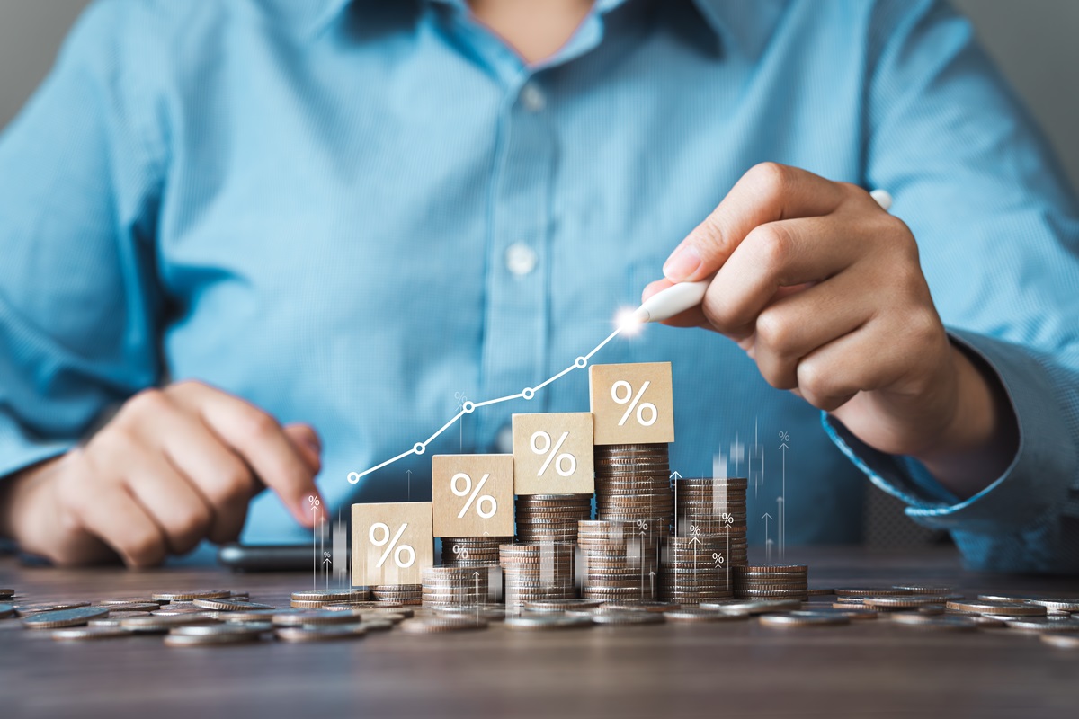 Ošiaľ okolo štátnych dlhopisov opadá a súkromní vkladatelia začínajú prechádzať na dlhopisy v snahe dosiahnuť vyššiu výnosnosť