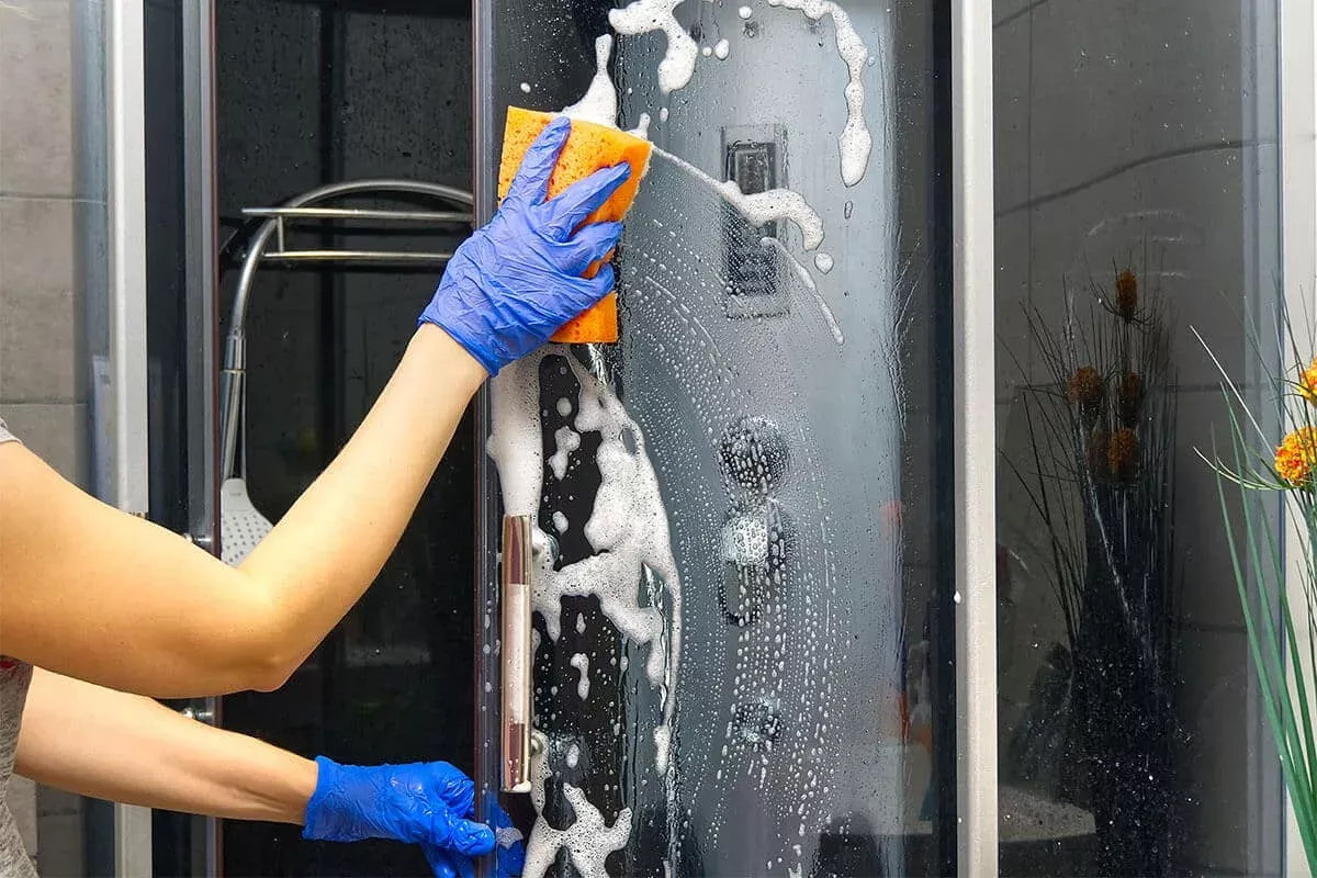 Zmiešajte 3 ingrediencie a nastriekajte na znečistenú sprchovú kabínu. Odstráni vodný kameň a usadeniny bez trenia. Čistenie sprchovej kabíny