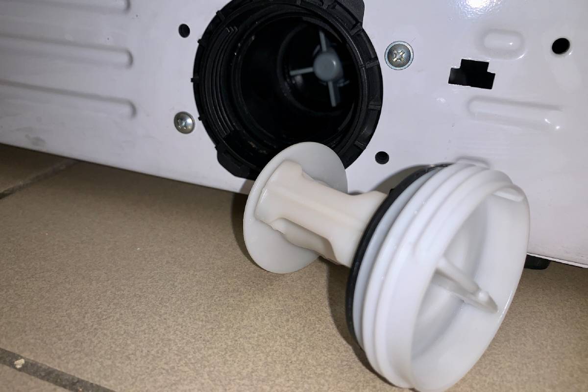 Ako vyčistiť filter práčky, aby sa zabránilo vzniku chuchvalcov a nepríjemného zápachu na čistom oblečení