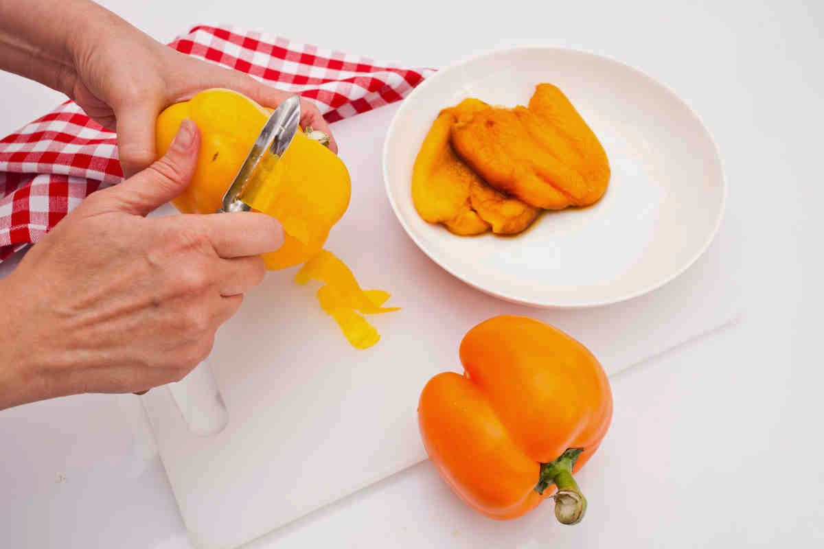 Nepoužívam papriku na pečenie, aby som z nej odstránila šupku. Mám spôsob, ako ju očistiť 5-krát rýchlejšie