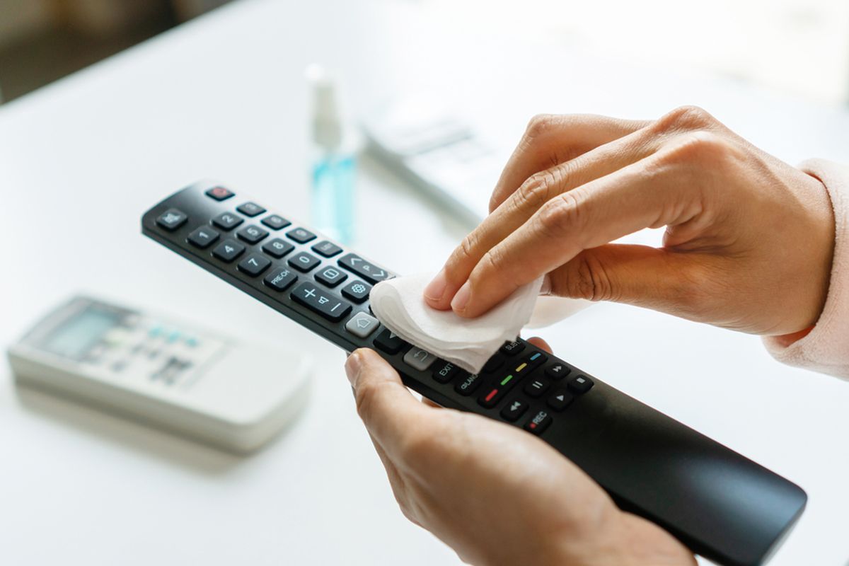 Každý sa ho dotýka, ale málokto ho umýva. Diaľkový ovládač od televízora – raj pre baktérie