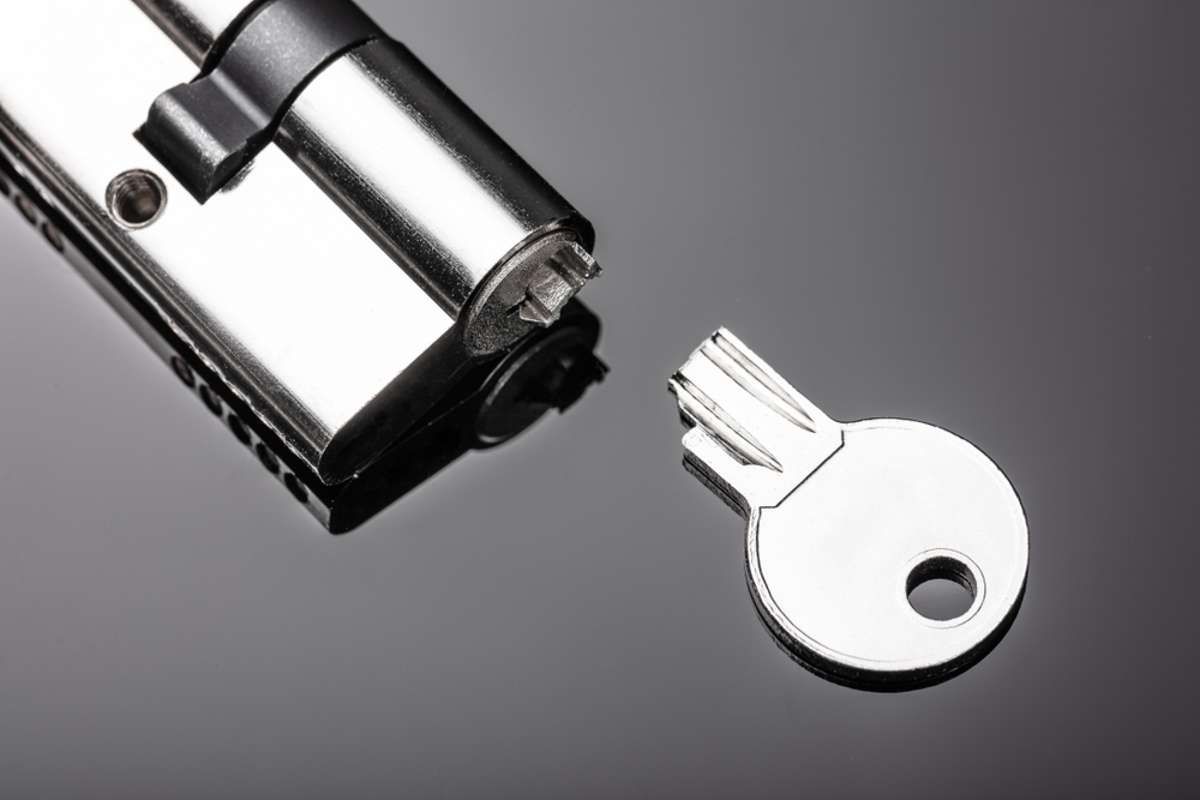 Ako vytiahnuť zlomený kľúč zo zámky bez volania zámočníka: jednoduchý spôsob pomocou domácich nástrojov