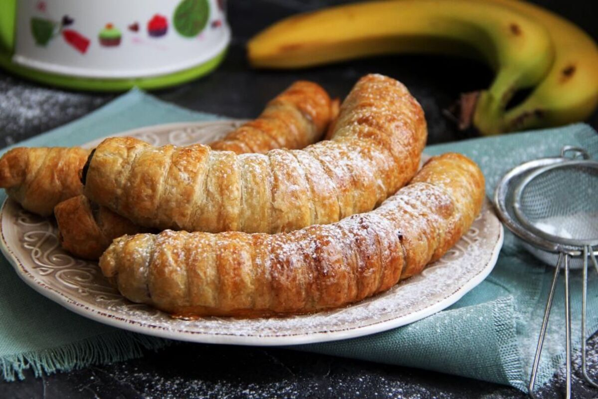 Z banánov a hotového cesta pripravujem chutný, efektný dezert. Celá rodina si ho vychutnáva a to mi prináša obrovskú radosť.