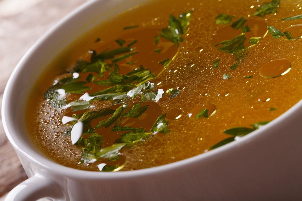 Populárna, takmer kultová polievka, známa aj ako liek na prechladnutie a všetky choroby sveta. Bujón je klasika, bez ktorej si mnohé rodiny nevedia predstaviť nedeľný obed. Všetci ho milujú a cenia si ho, ale nie každý vie, ako ho pripraviť, aby bol chutný a výživný. Jablkom sváru sa stala... pokrievka.