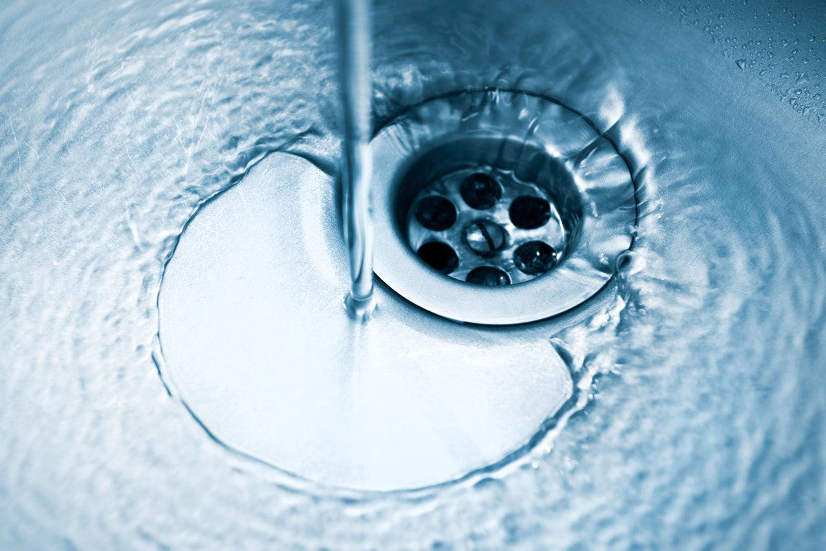 Nakvapkajte 5 kvapiek do upchatého odtoku. Voda začne opäť stekať ako vodopád. Spôsob odstránenia upchania v umývadle