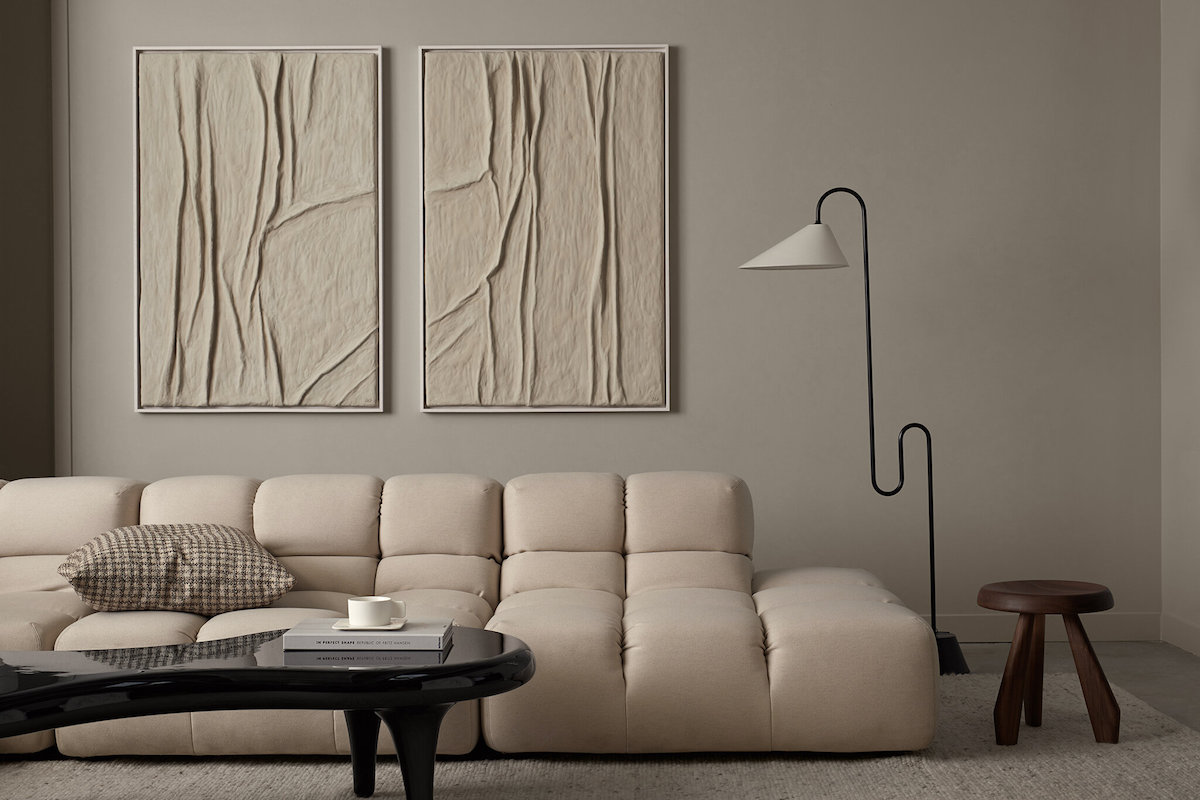 Interiérový dizajnér: „Dva obrazy na stene nad pohovkou sú najuniverzálnejšou, najelegantnejšou a najjednoduchšou voľbou, ak hľadáme nadčasovú estetiku.“