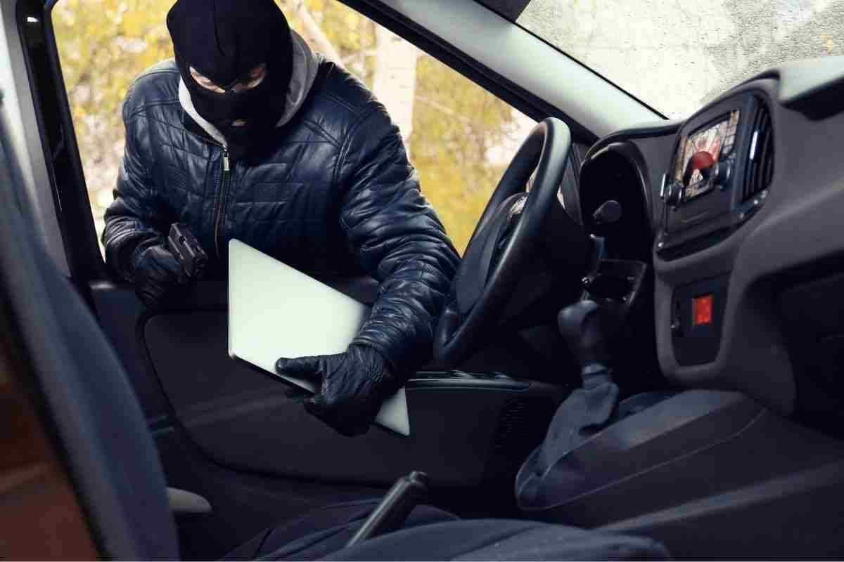 Ako zlodeji zistia, v ktorom aute sa nachádza notebook alebo mobilný telefón