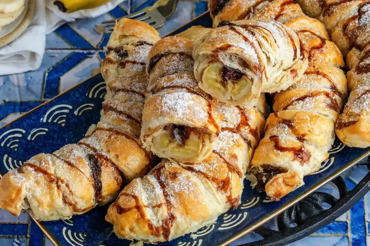 Z banánov a hotového cesta pripravujem chutný, efektný dezert. Celá rodina si ho vychutnáva a to mi prináša obrovskú radosť.