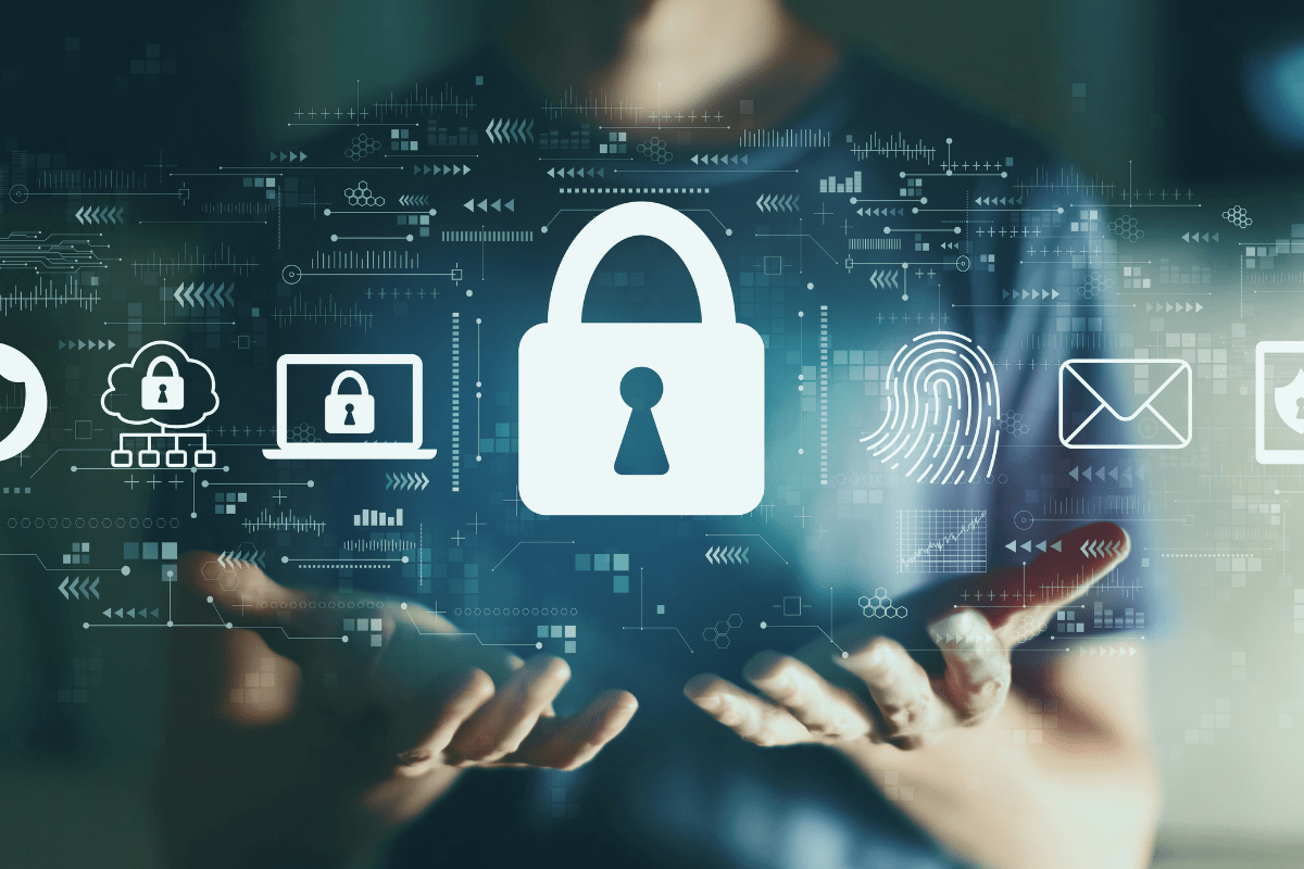 Odborník na kyberbezpečnosť varuje pred rizikami používania pracovného počítača na súkromné účely: „70 % útokov začína našimi kliknutiami“.