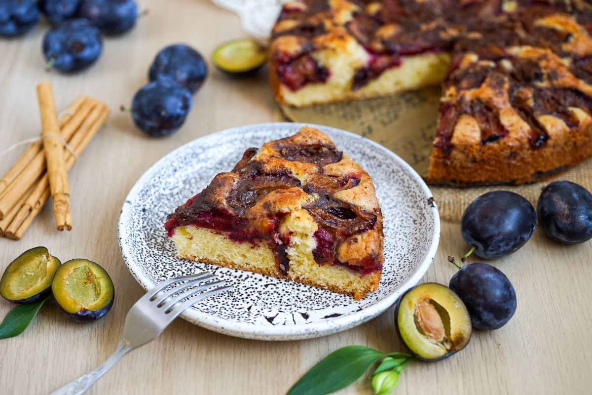 Zmiešajte niekoľko ingrediencií a pridajte voňavé slivky. Tento jednoduchý koláč je taký chutný, že si budete oblizovať prsty!