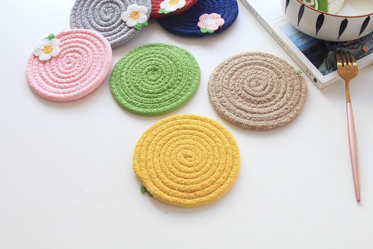 Ak opakovane používate staré uteráky, ktoré máte doma, môžete si tieto praktické a krásne dekoratívne predmety vyrobiť sami.