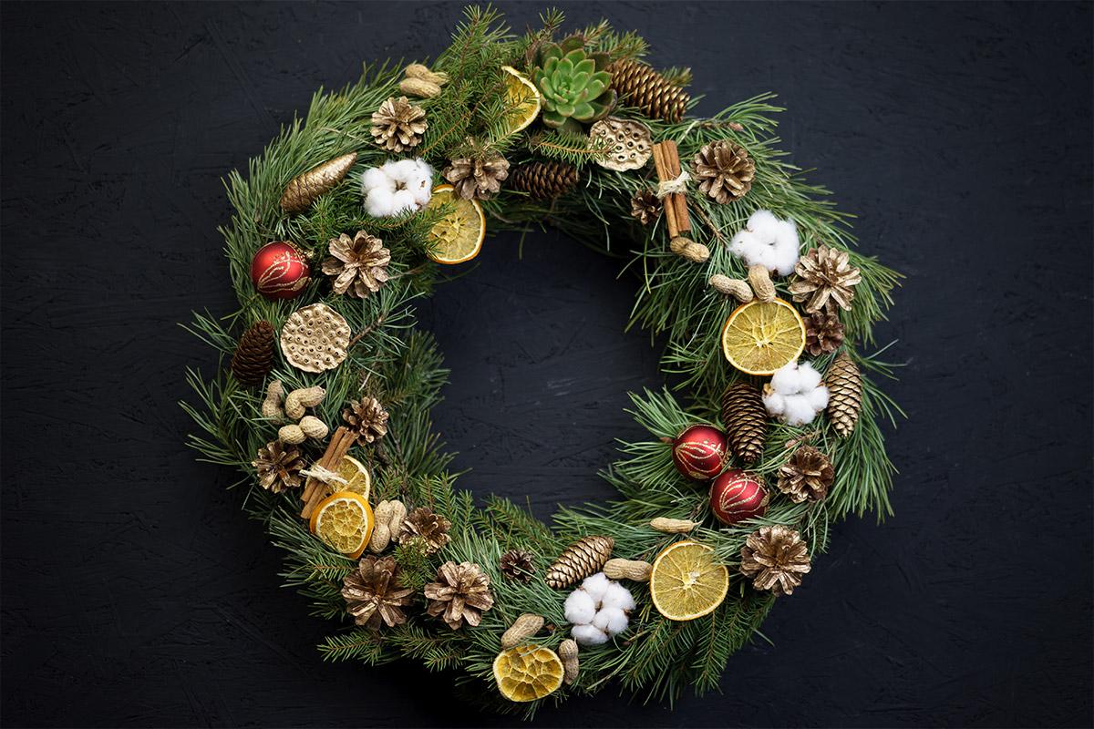 Urobte to za 20 minút! Najkrajší vianočný veniec na dvere si vyrobíte sami